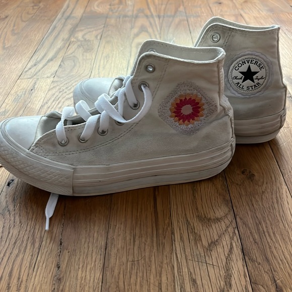 High Top Converse white with embroidered flower - Picture 1 of 5